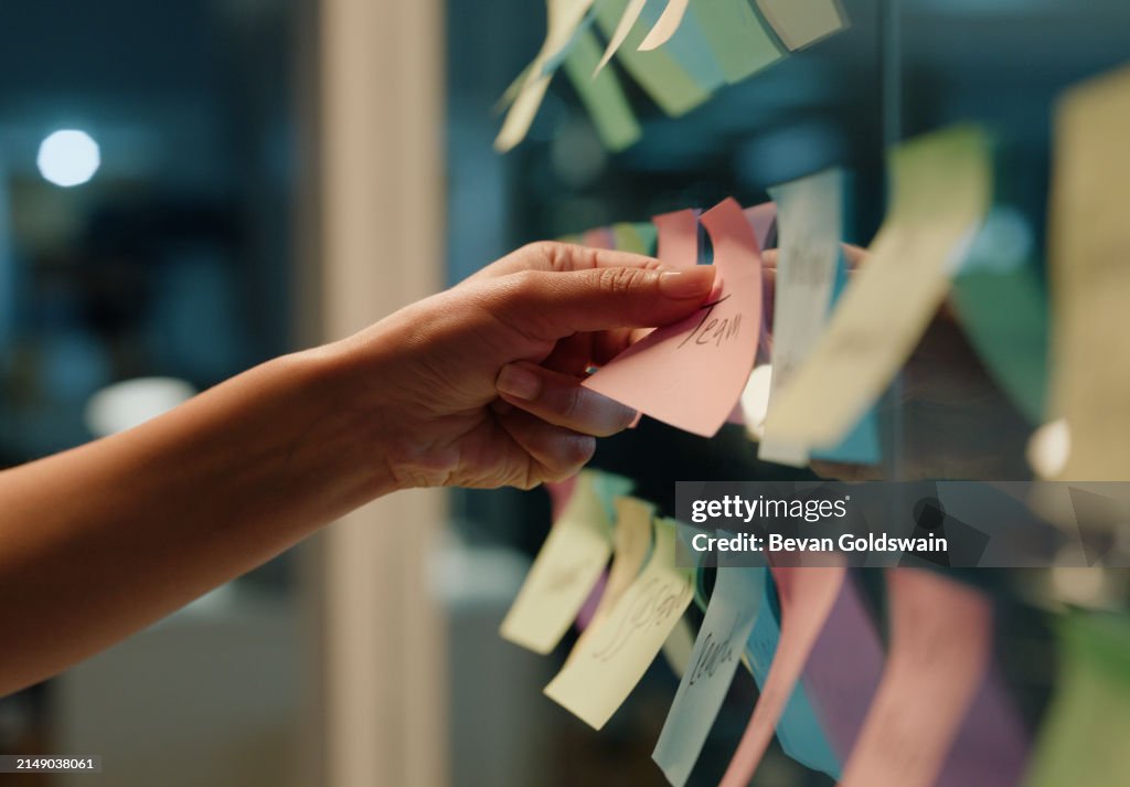 Main, affaires et post-it avec la planification, les idées et la créativité pour le roman et le calendrier pour l’écriture. Personne, gros plan ou auteur avec un remue-méninges ou une recherche pour le développement d’un projet, d’un article ou