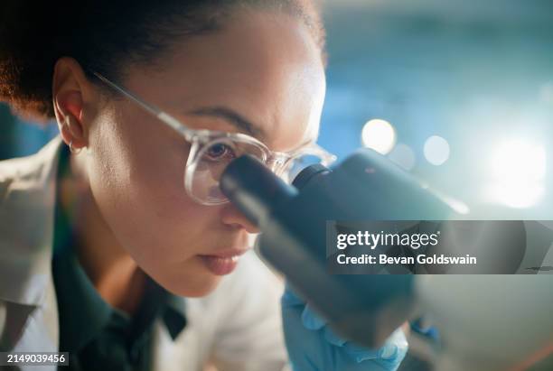 wissenschaftlerin, frau und mikroskop für forschung, labor oder medizinische tests im gesundheitswesen. biotechnologie, zukunftswissenschaft oder lebensverlängerndes medikamentenexperiment, langlebigkeit oder lernen mit chemie in der klinik - mikroskop stock-fotos und bilder
