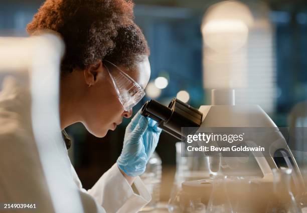 dna, microscopio e campione con scienziata donna in laboratorio per l'innovazione o la ricerca. biotecnologia, innovazione o scienza e ingegnere medico con campione di prova in laboratorio per lo studio clinico - laboratorio medico foto e immagini stock