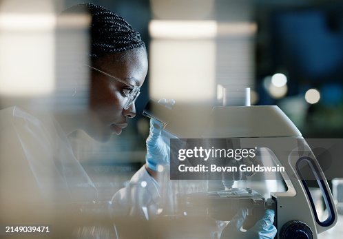 Scienziato, microscopio e analisi in laboratorio per la sanità, l'innovazione e lo sviluppo nella ricerca sulle cellule staminali. Donna nera, indagine e sperimentazione con biotecnologia per il DNA, esame o test per i batteri Scienziato, microscopio e analisi in laboratorio per la sanità, l'innovazione e lo sviluppo nella ricerca sulle cellule staminali. Donna nera, indagine e sperimentazione con biotecnologia per il DNA, esame o test per i batteri
