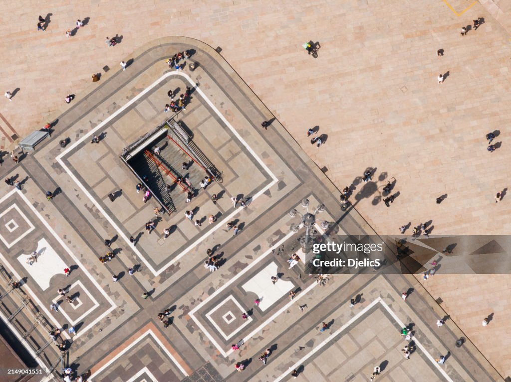 Luftaufnahme des Mailänder Stadtzentrums voller Touristen.