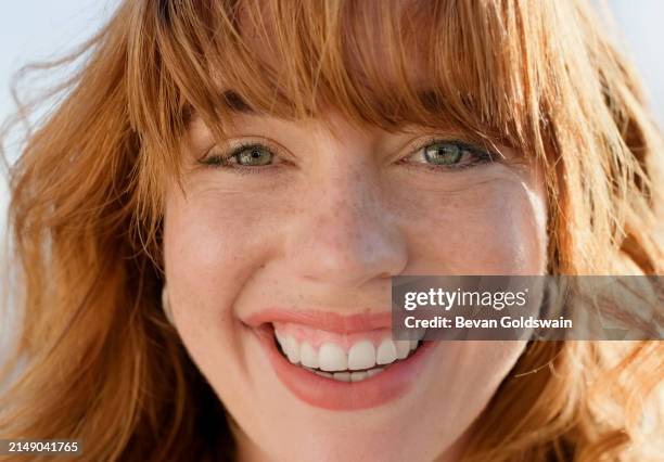 belleza, sonrisa y retrato de mujer al aire libre con maquillaje, cosmética o rutina de piel natural. cara feliz, confiada y de primer plano de una hermosa persona femenina con cosmetología facial en australia con orgullo - primer plano fotografías e imágenes de stock