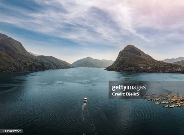 luftaufnahme des luganer sees und des monte san salvatore in der südschweiz, kanton tessin. - kanton tessin stock-fotos und bilder