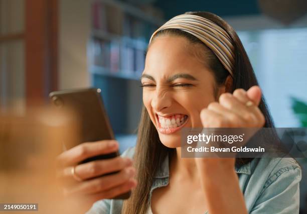 donna, vincitrice e telefono per il successo, i risultati o le buone notizie di un giveaway online o di un premio a casa. persona entusiasta o utente dell'app con sì, celebrazione e realizzazione sull'app mobile per il concorso di iscrizione - incentivo foto e immagini stock