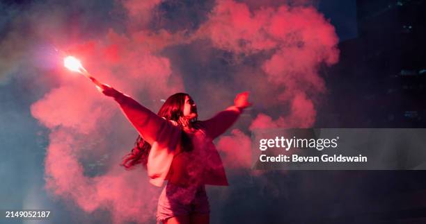 rauchfackel, farbe und mädchen halten funken auf festival, feiertag und urlaub für party, rave und silvester. nacht, tanz und frau mit puderbombe für ästhetik, glanz oder feier der freiheit - kreativität stock-fotos und bilder