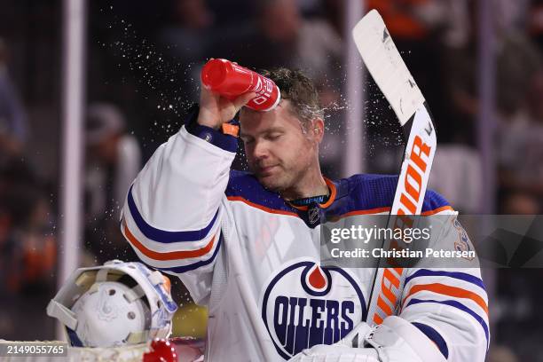 Goaltender Calvin Pickard of the Edmonton Oilers sprays water on his head during the second period of the NHL game against the Arizona Coyotes at...