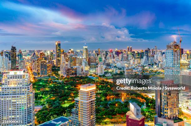 aerial view of bangkok city skyline at dusk - província de bangkok - fotografias e filmes do acervo
