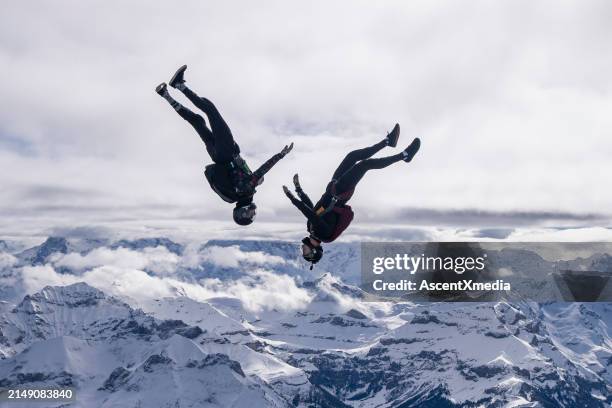 os saltadores em queda livre se enfrentam no ar - esportes extremos - fotografias e filmes do acervo