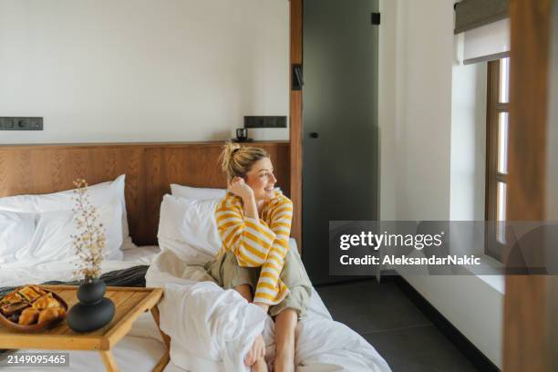 aufwachen in einem hotelzimmer - hotelzimmer stock-fotos und bilder