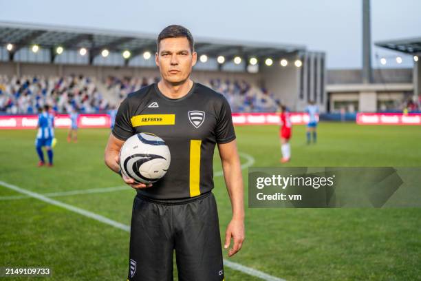 árbitro masculino determinado en un partido de fútbol - traje de fútbol fotografías e imágenes de stock
