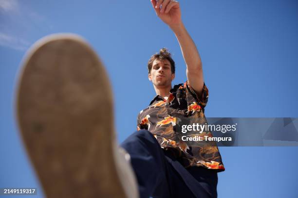 afirmación elegante: el juego de poder burlón de un joven - mirar hacia abajo fotografías e imágenes de stock