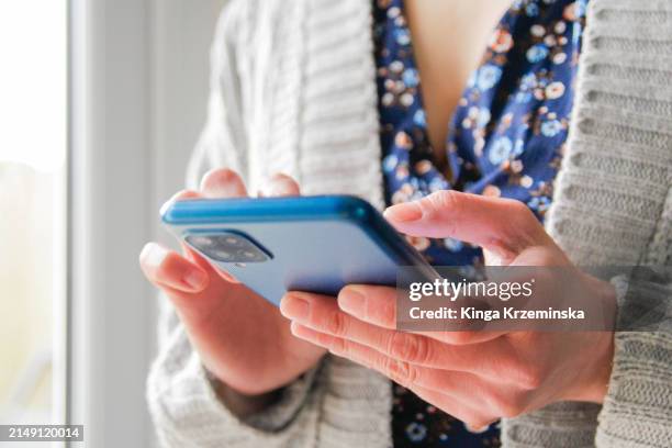 using a phone - sms photos et images de collection