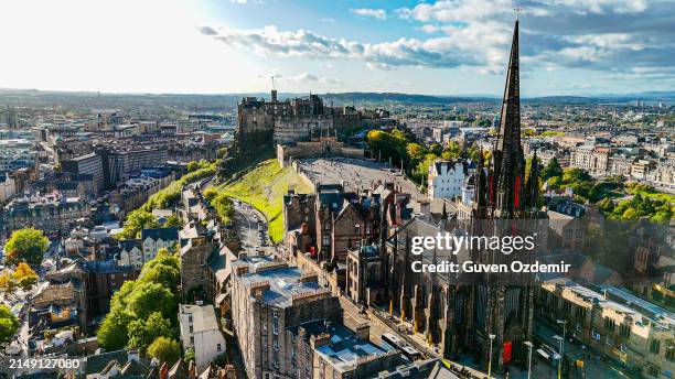 luftaufnahme der altstadt von edinburgh bei nacht mit der tolbooth kirk church, luftaufnahme der altstadt und der royal mile in edinburgh, the hub kirche mit hohem turm im stadtzentrum von edinburgh, neugotische architektur in schottland - edinburgh stock-fotos und bilder