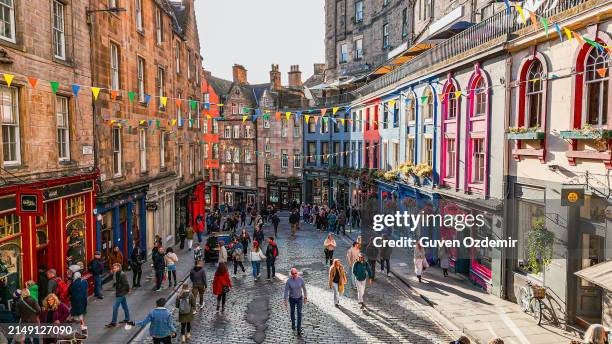 aerial view of the famous colorful victoria street in the old town of edinburgh, scotland, england, victoria street in the united kingdom, victoria street in the old town in edinburgh scotland england crowds of tourists on the royal mile,harry potter city - scotland town centre photos et images de collection