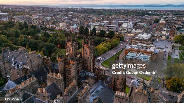 luftaufnahme der universität edinburgh und der altstadt von edinburgh, alte universität in edinburgh und edinburgh castle luftaufnahme, stadtzentrum von edinburgh, neugotische architektur in schottland - edinburgh stock-fotos und bilder