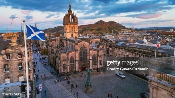 veduta aerea della cattedrale di st. giles e del centro storico di edimburgo, veduta aerea della vecchia cattedrale di edimburgo, cattedrale di saint giles nel centro di edimburgo, architettura neogotica in scozia, bandiera della scozia - scozia foto e immagini stock