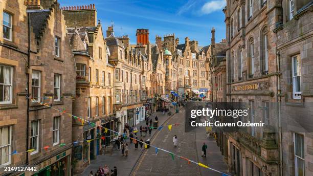 luftaufnahme der berühmten cockburn street in der altstadt von edinburgh, schottland, england, cockburn street in großbritannien, cockburn street in der altstadt von edinburgh schottland england, massen von touristen in der stadt von harry potter - edinburgh stock-fotos und bilder