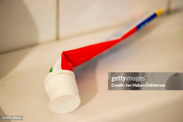 Used Toothpaste Tubes Used Tube Of Toothpaste Fotografías e imágenes de stock - Getty Images