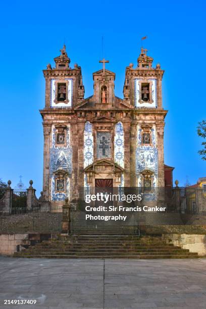 majestic facade of "church of saint ildefonso" ("igreja de santo ildefonso") with typical portuguese blue tiles at sunset in porto, portugal - santo ildefonso church imagens e fotografias de stock