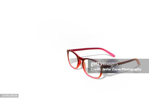 red modern eyeglasses isolated on white background - lunettes de vue photos et images de collection