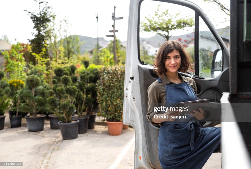 Jardinière caucasienne se préparant à l’accouchement