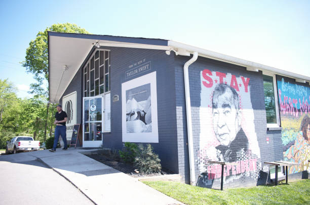 UNS: Taylor Swift Murals Pop Up In Various Cities