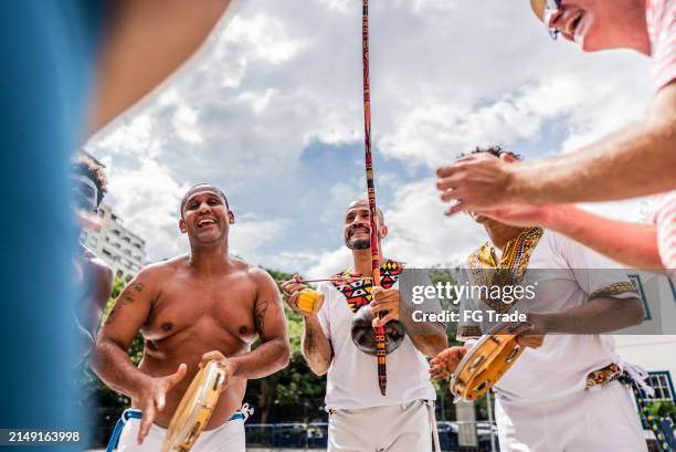 capoeiristas spielen capoeira in são paulo, brasilien - musikstil stock-fotos und bilder