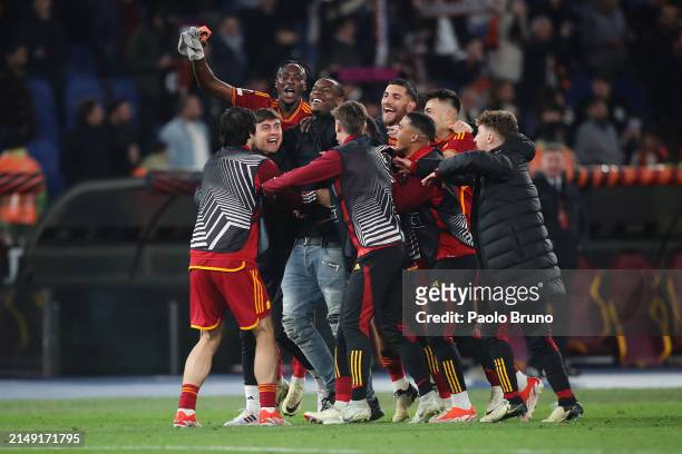 Evan Ndicka of AS Roma celebrates victory with teammates after the UEFA Europa League 2023/24 Quarter-Final second leg match between AS Roma and AC...