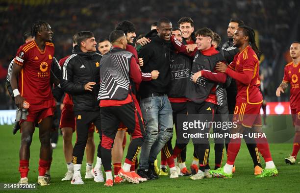 Evan Ndicka of AS Roma celebrates victory with teammates after the UEFA Europa League 2023/24 Quarter-Final second leg match between AS Roma and AC...