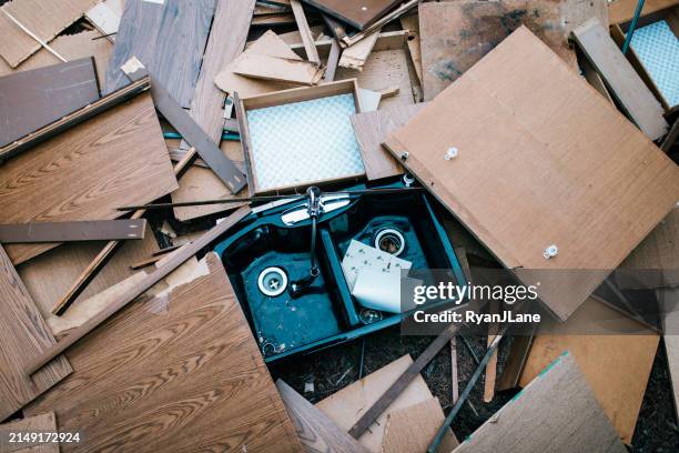 pile of demolition material from home remodel - escombros material imagens e fotografias de stock