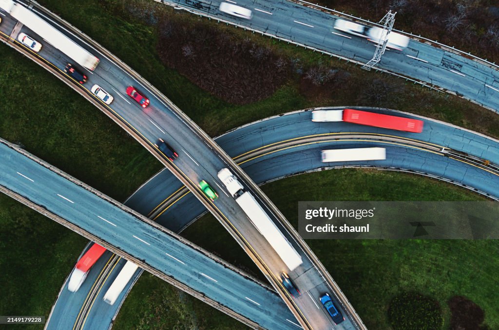 Lkw-Verkehr auf Autobahnkreuz