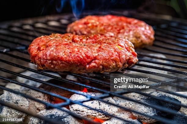 burger on charcoal grill - hamburger photos et images de collection