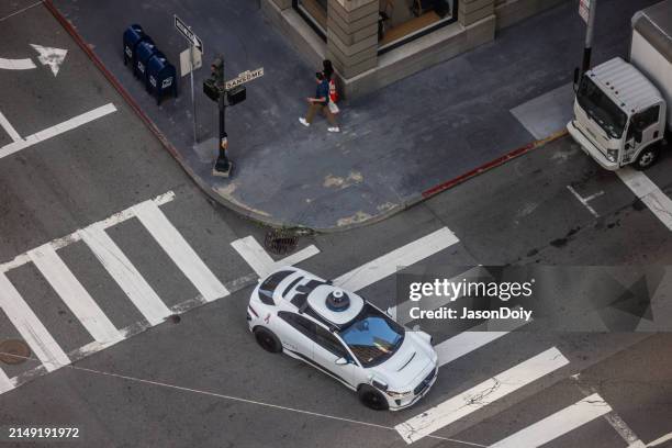 waymo downtown san francisco - fahrerloses auto stock-fotos und bilder