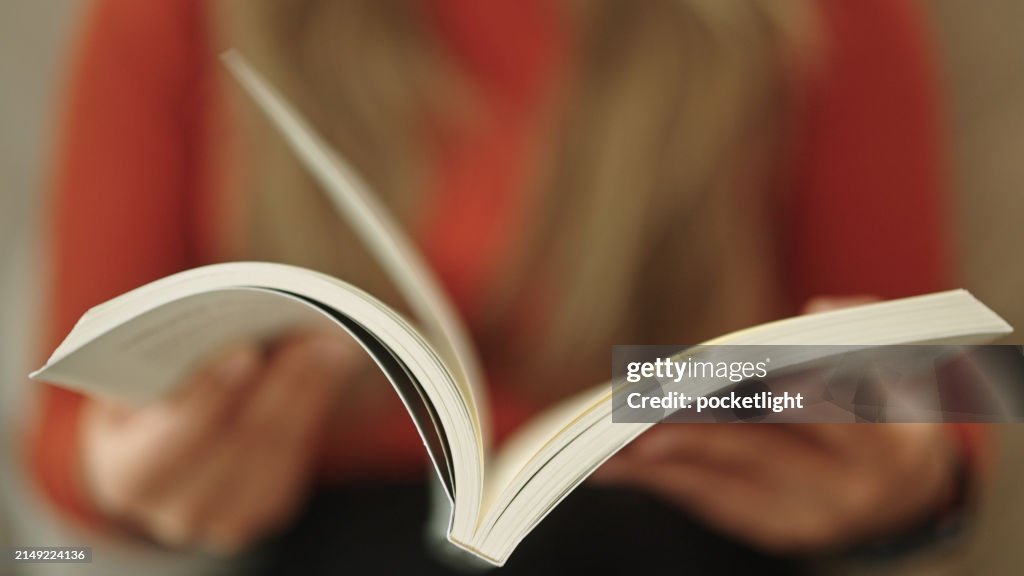 Lectura y libro abierto de página.