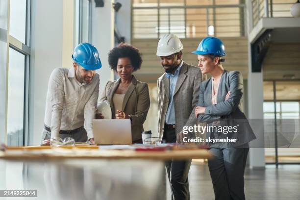 architektenteam arbeitet am laptop auf der baustelle. - projektmanagement stock-fotos und bilder