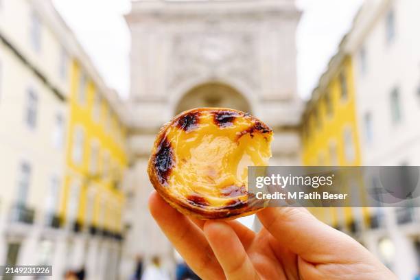 traditional portuguese pastry pastel de nata - lissabon stockfoto's en -beelden