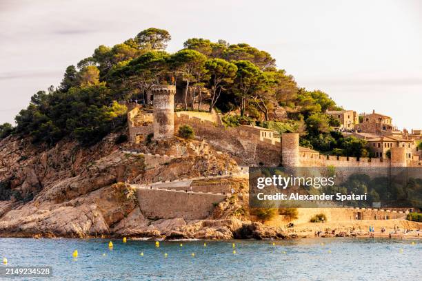tossa de mar old town surrounded by fortified wall, costa brava, spain - tossa de mar imagens e fotografias de stock