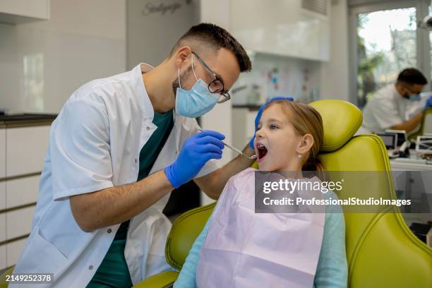 visita di igiene dentale pediatrica - dentista foto e immagini stock