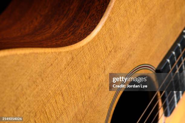 detail of acoustic guitar - akustikgitarre stock-fotos und bilder