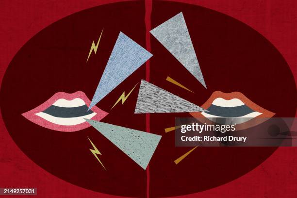 two mouths arguing with speech bubbles and graphic symbols in between them - furioso foto e immagini stock