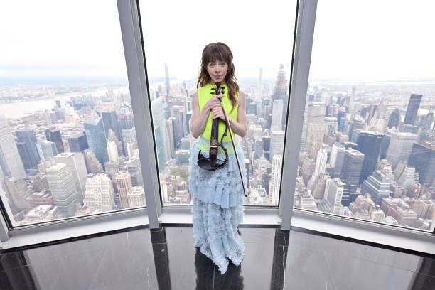 NY: Lindsey Stirling Visits the Empire State Building