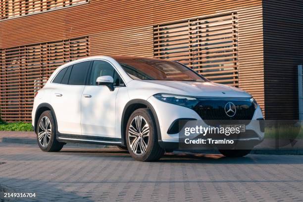 mercedes-benz eqs suv on a street - mercedes benz merknaam stockfoto's en -beelden