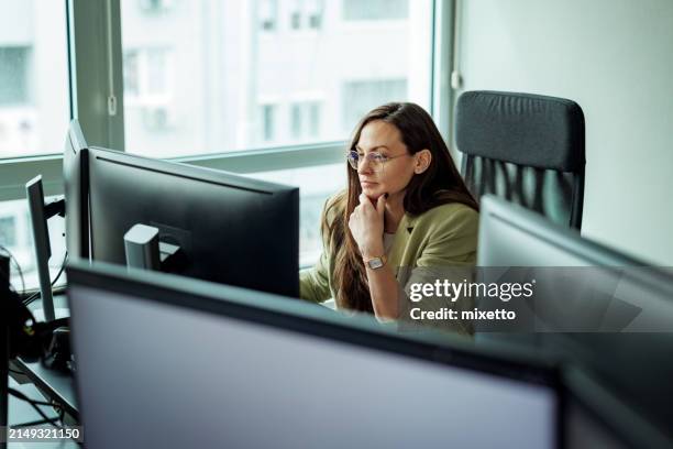 young well dressed businesswoman working at the office - usar el ordenador fotografías e imágenes de stock
