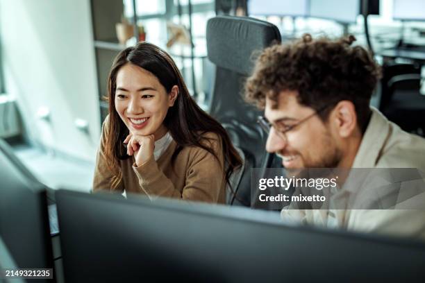 colleagues working together at the office - programmeur photos et images de collection