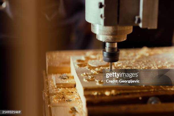 machine cnc - menuiserie photos et images de collection