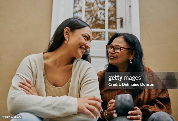 heart-to-heart: mutter-tochter-gespräch auf der treppe - erwachsene person stock-fotos und bilder