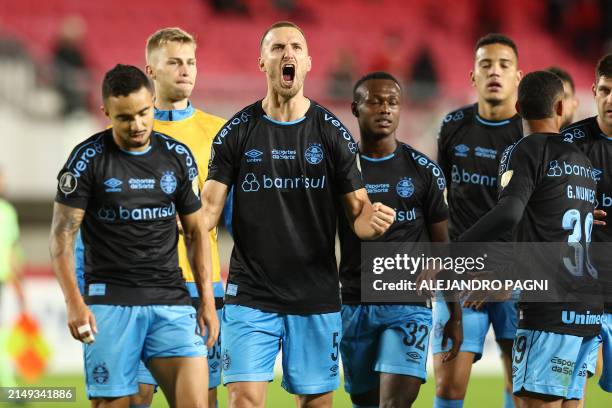 Gremio Players Photos And Premium High Res Pictures Getty Images gremio-players-photos-and-premium-high-res-pictures-getty-images