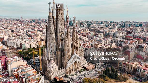 aerial view of sagrada familia cathedral in barcelona, catalonia, spain, aerial view of barcelona eixample residential area and sagrada familia basilica, most famous travel destinations in europe - barcelona fotografías e imágenes de stock
