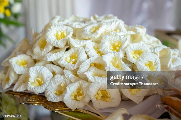 sandalwood flowers set in a tray as a symbol of mourning for the deceased is a local tradition in thailand. - leichenbestatter stock-fotos und bilder