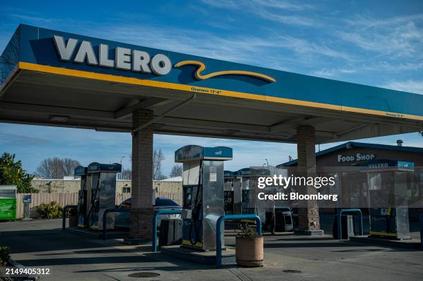 Fuel Rack Valero 524 El Garage Stock Photos, High-Res Pictures, and Images - Getty Images